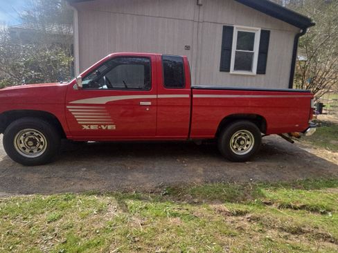Used 1995 Nissan Pickup XE image 1