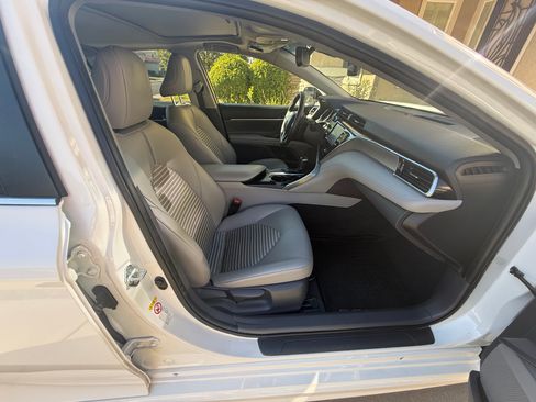 Used 2018 Toyota Camry SE w/ Moonroof Package FWD image 11