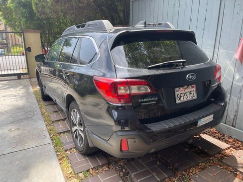 Used 2018 Subaru Outback 3.6R Limited AWD/4WD image 2