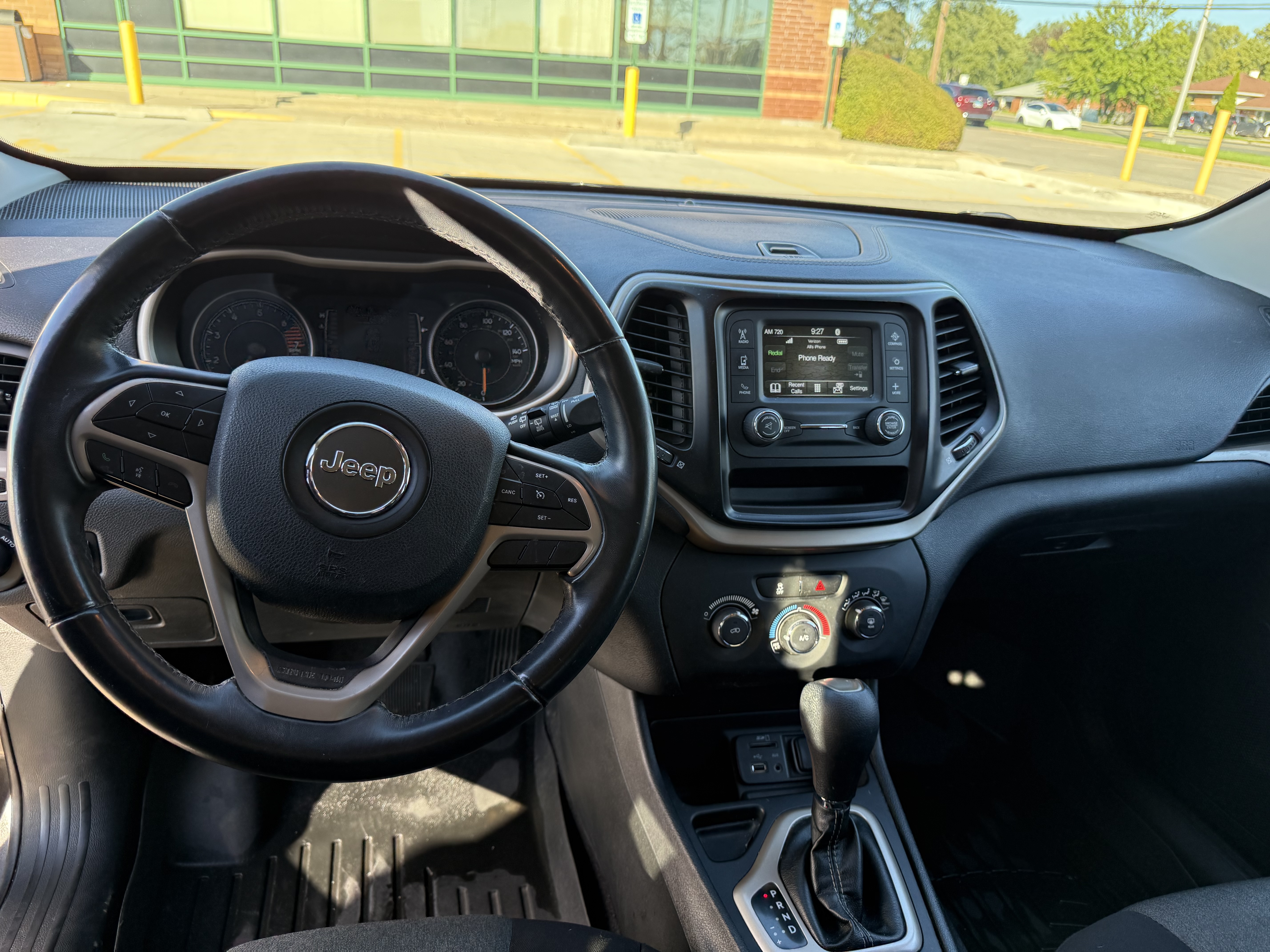 Used 2018 Jeep Cherokee Latitude w/ Altitude Package FWD image 18