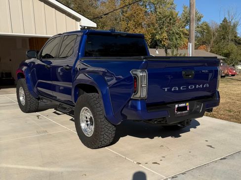 Used 2024 Toyota Tacoma TRD Sport image 9