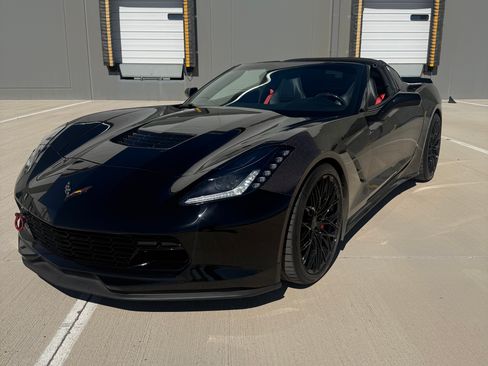 Used 2019 Chevrolet Corvette Stingray Coupe w/ Carbon Flash Badge Package image 19