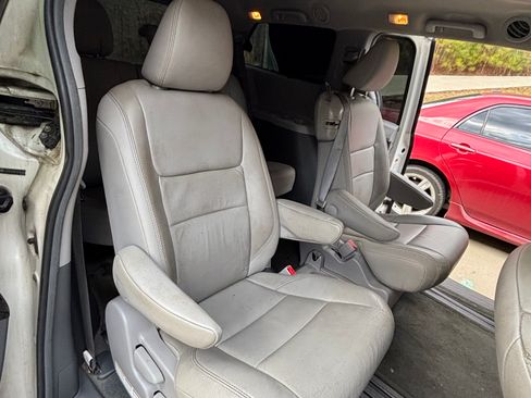 Used 2015 Toyota Sienna XLE image 12