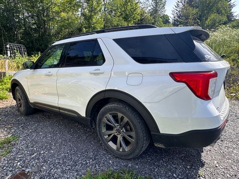 Used 2021 Ford Explorer XLT w/ Equipment Group 202A AWD/4WD image 2
