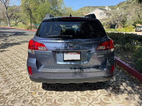 Used 2014 Subaru Outback 2.5i Premium image 10