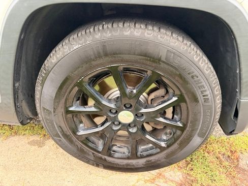 Used 2016 Jeep Cherokee Sport FWD image 12