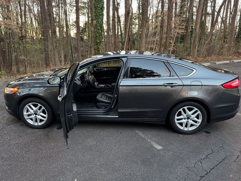 Used 2016 Ford Fusion SE w/ Equipment Group 202A image 8