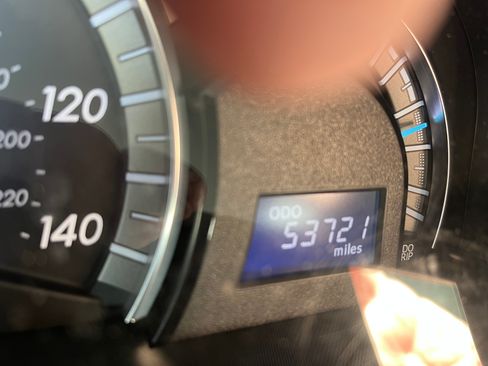 Used 2014 Toyota Camry SE image 2