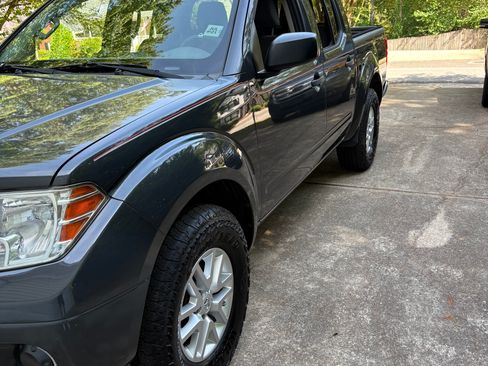 Used 2014 Nissan Frontier SV RWD image 2