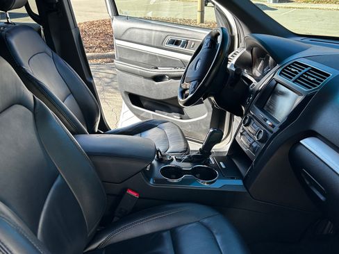 Used 2016 Ford Explorer XLT w/ Equipment Group 202A image 10