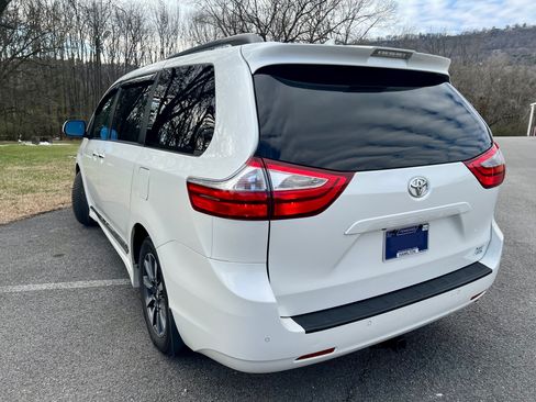 Used 2018 Toyota Sienna XLE image 8