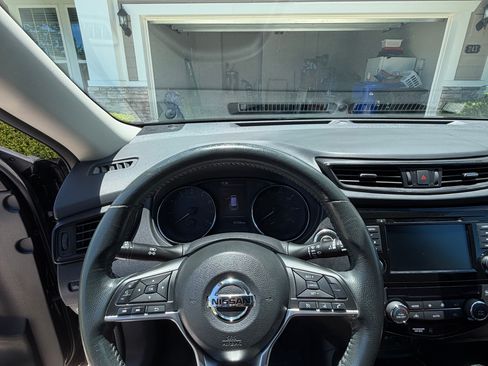 Used 2018 Nissan Rogue SV FWD image 13