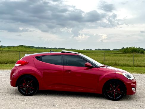 Used 2017 Hyundai Veloster Value Edition FWD image 5