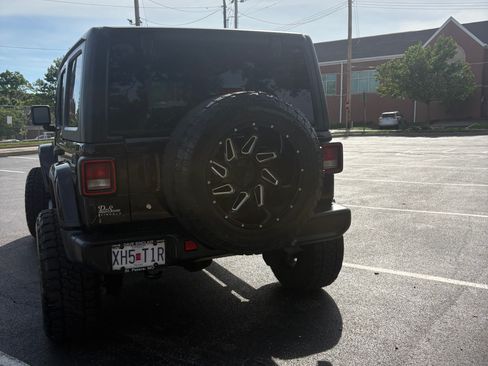 Used 2019 Jeep Wrangler Unlimited Sahara AWD/4WD image 6