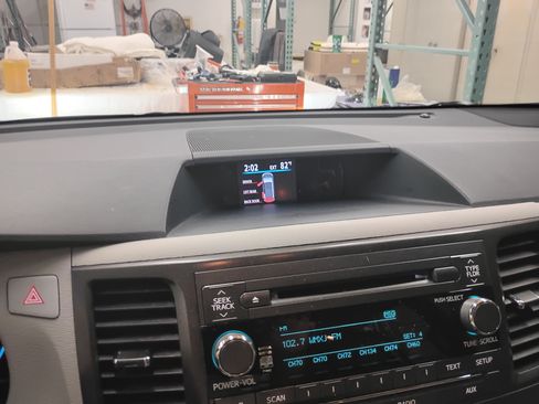 Used 2014 Toyota Sienna XLE FWD image 2