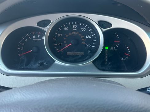 Used 2005 Toyota Highlander 2WD V6 w/ 3rd Row image 11