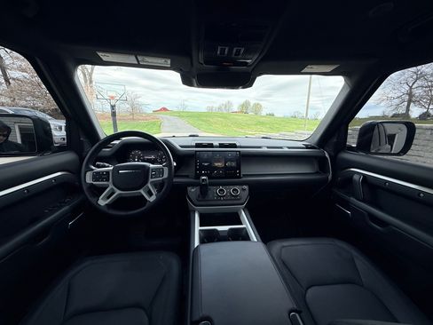 Used 2025 Land Rover Defender 130 X-Dynamic SE image 6