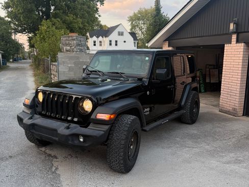 Used 2018 Jeep Wrangler Unlimited Sport S AWD/4WD image 2