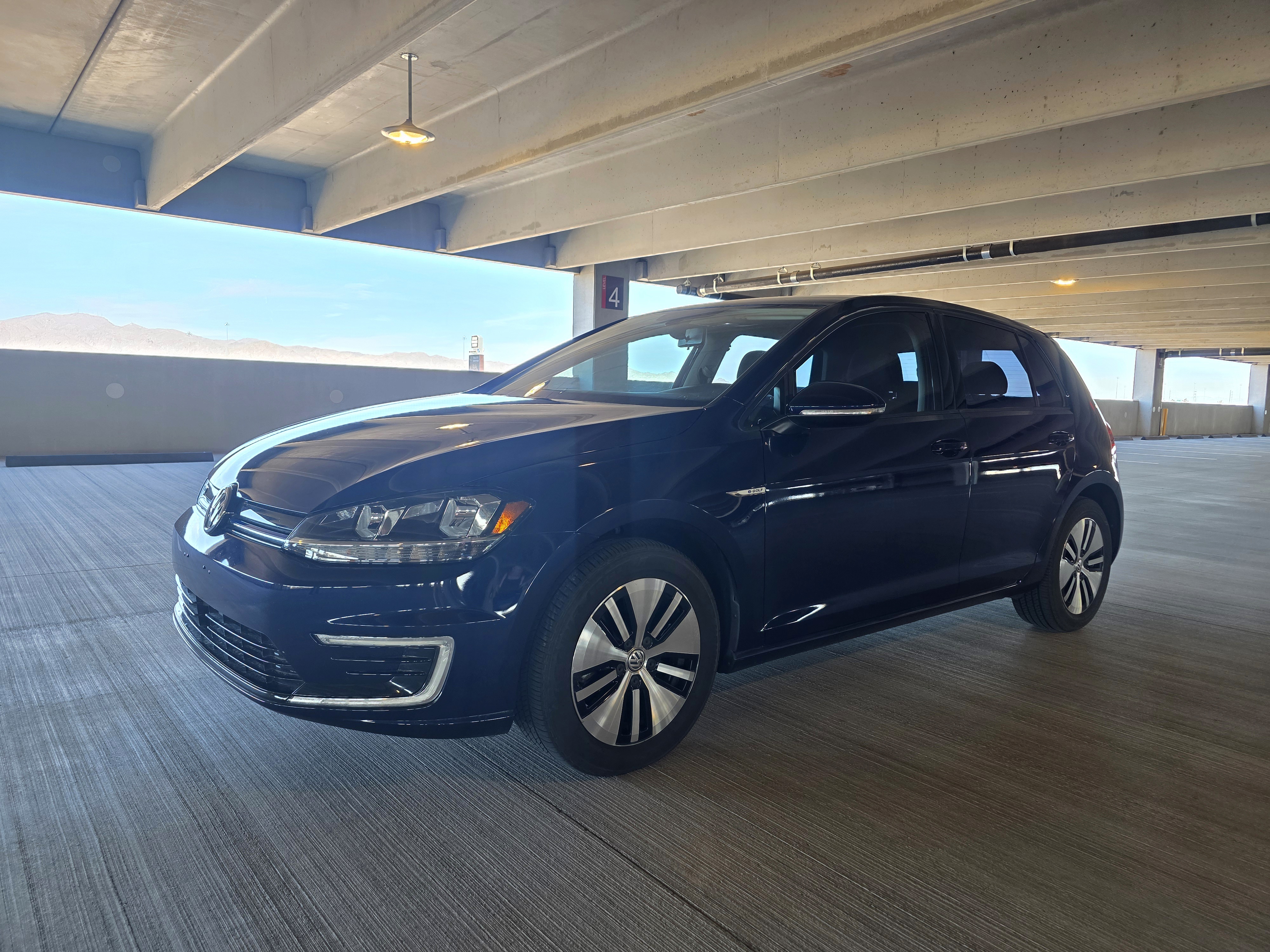 Used 2019 Volkswagen e-Golf SE w/ Driver Assistance Package FWD image 2