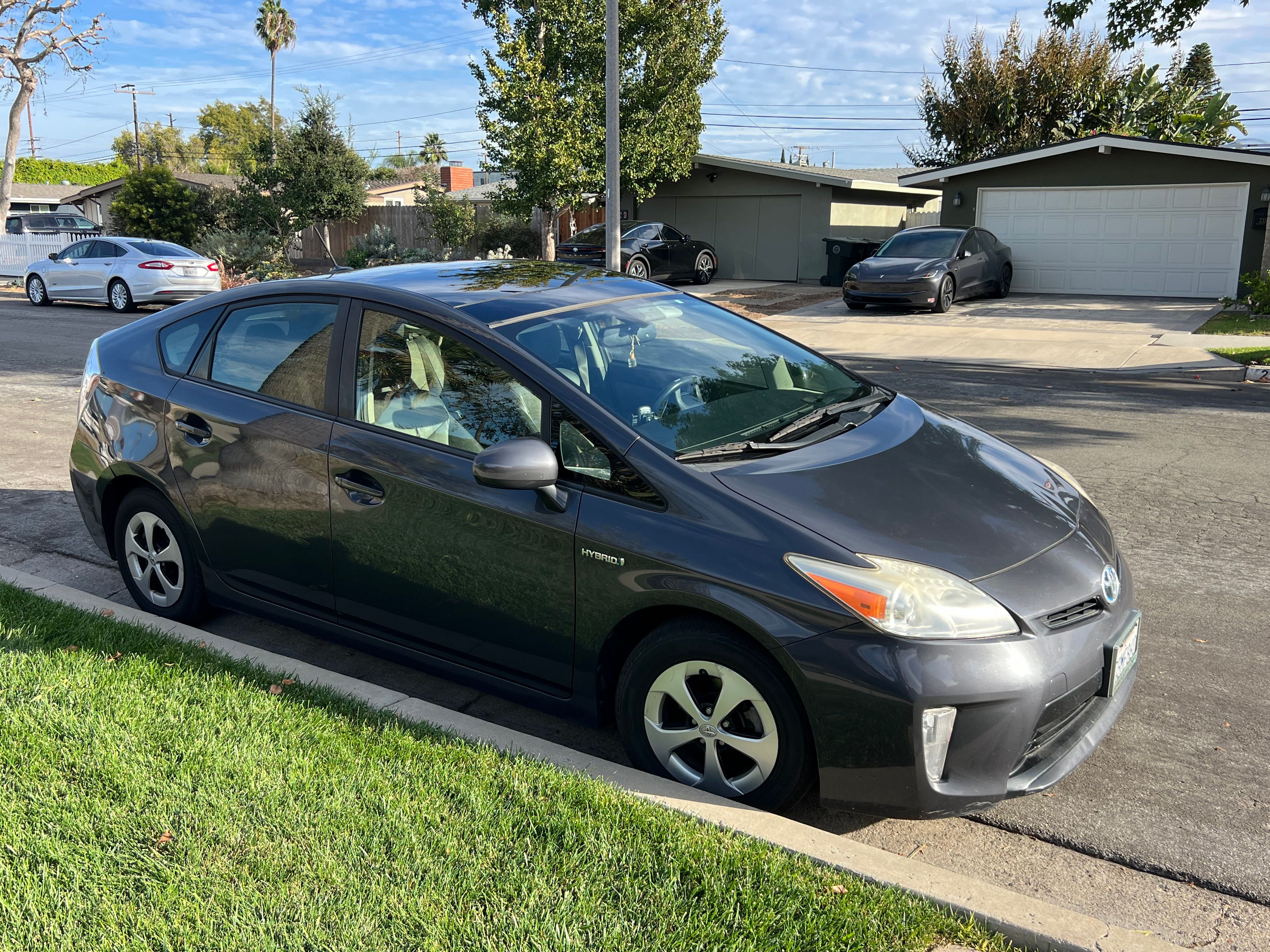 Used 2013 Toyota Prius Four w/ Deluxe Solar Roof Pkg FWD image 1