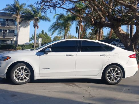 Used 2019 Ford Fusion SE image 2