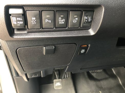 Used 2016 Toyota Sienna Limited Premium image 12