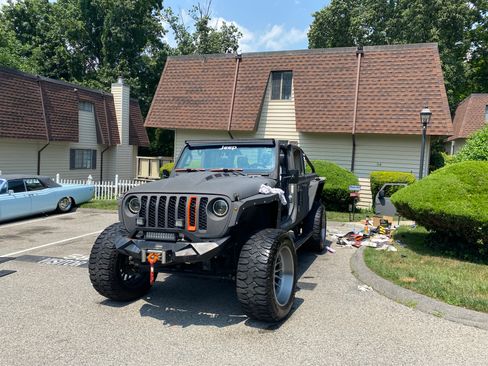 Used 2020 Jeep Gladiator Sport w/ Quick Order Package 24S image 9