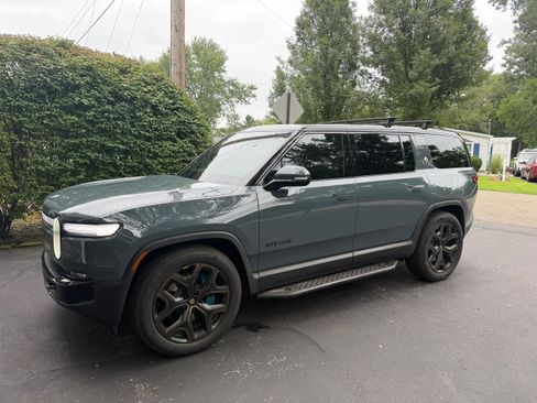 Used 2026 Rivian R1S Premium Quad AWD/4WD image 4