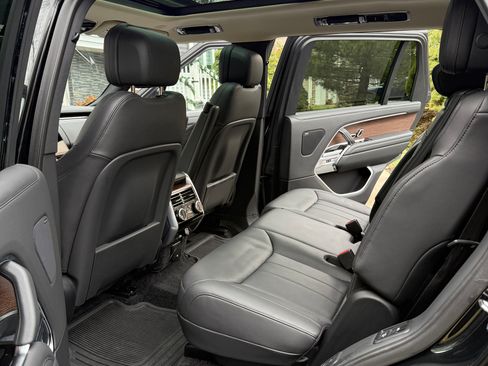 Used 2024 Land Rover Range Rover Long Wheelbase SE image 25