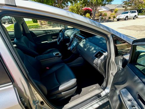 Used 2013 Toyota Prius V Five FWD image 9
