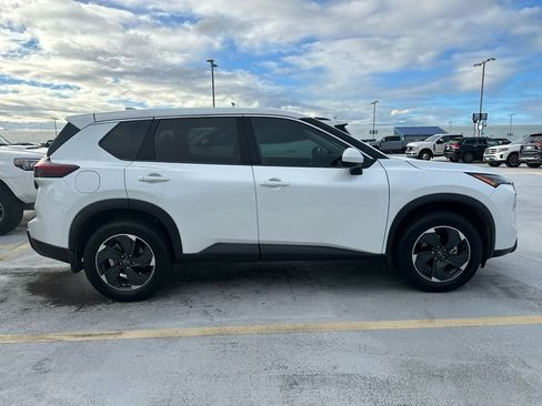 Used 2025 Nissan Rogue SV image 2