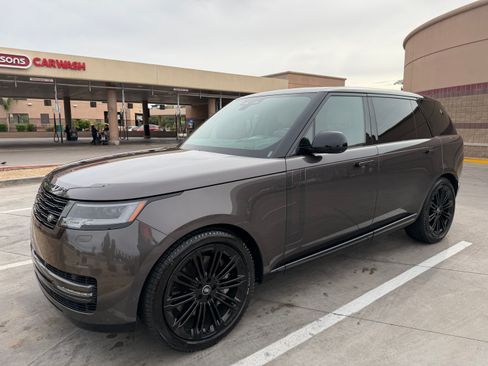 Used 2024 Land Rover Range Rover Long Wheelbase SE image 4