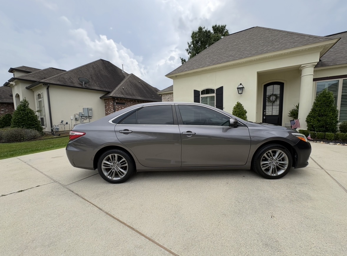 Used 2015 Toyota Camry SE w/ Moonroof Package FWD image 9