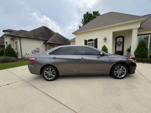 Used 2015 Toyota Camry SE w/ Moonroof Package FWD image 9