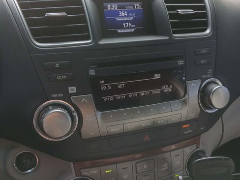 Used 2012 Toyota Highlander Limited w/ Tow Pkg FWD image 12