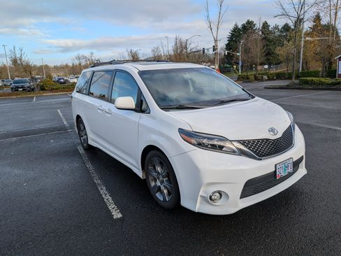 Used 2015 Toyota Sienna SE Premium image 4