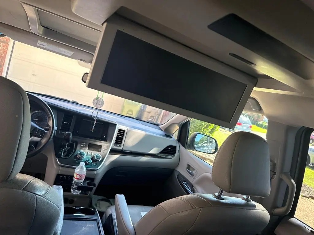 Used 2017 Toyota Sienna XLE Premium FWD image 4