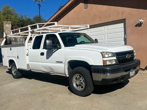 Used 2006 Chevrolet Silverado 2500 W/T image 2