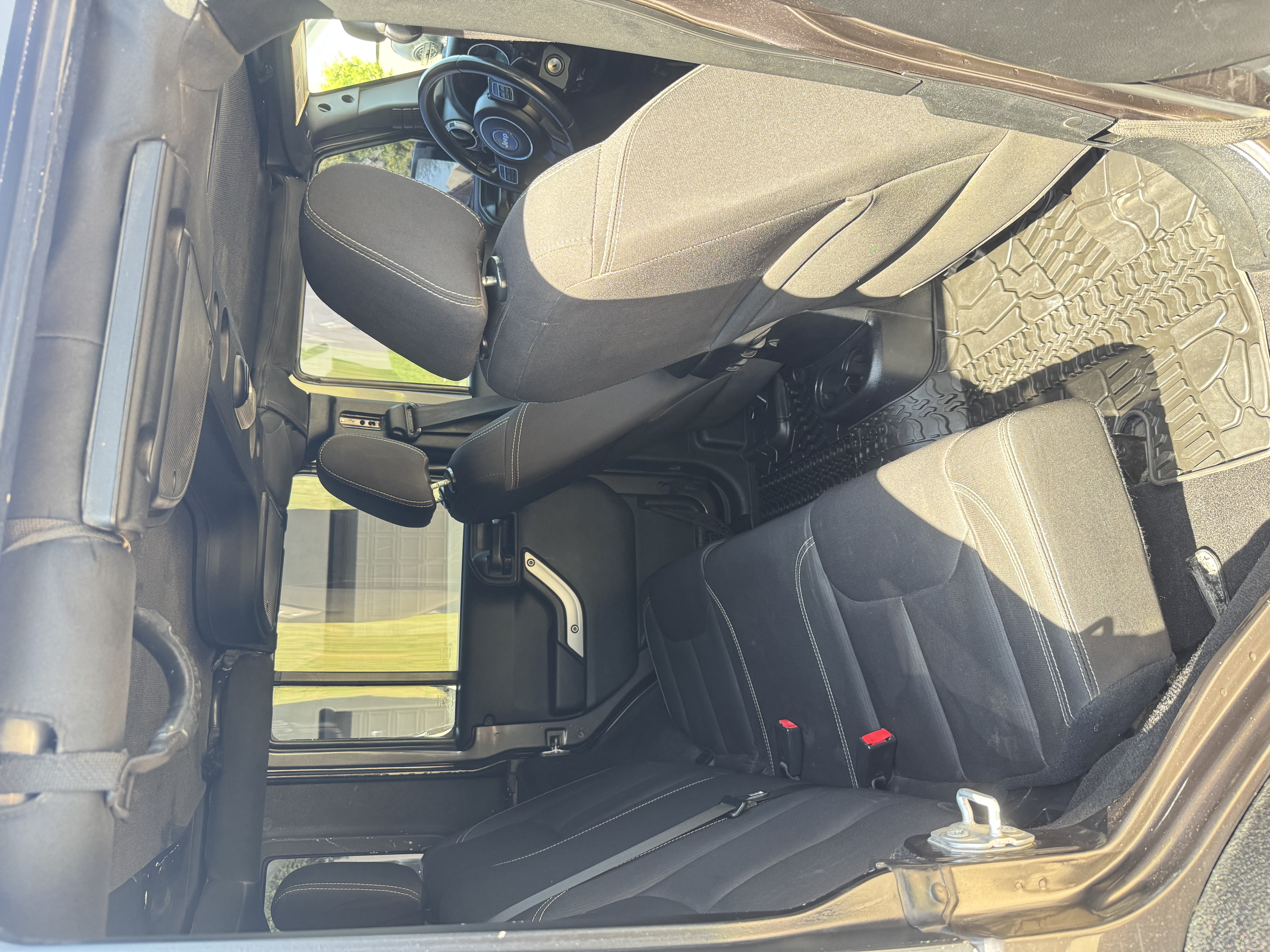 Used 2016 Jeep Wrangler Unlimited Rubicon w/ Connectivity Group AWD/4WD image 8