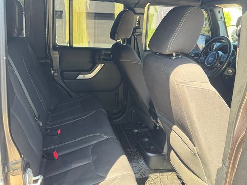 Used 2016 Jeep Wrangler Unlimited Rubicon w/ Connectivity Group AWD/4WD image 8