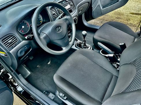 Used 2011 Hyundai Accent GL image 2