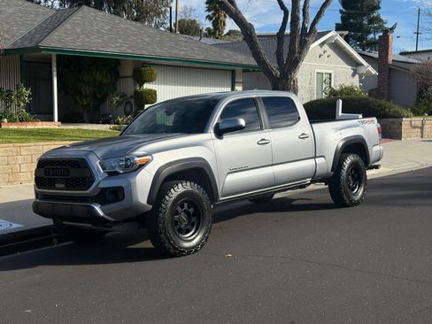 Used 2021 Toyota Tacoma TRD Off-Road w/ Technology Package image 2