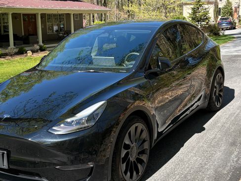 Used 2023 Tesla Model Y Performance image 9