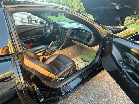 Used 1998 Chevrolet Corvette Coupe w/ Roof Pkg RWD image 12