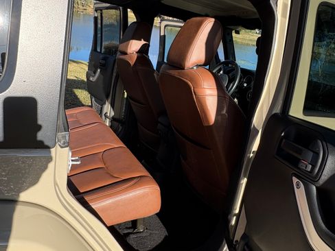 Used 2017 Jeep Wrangler Unlimited Sahara w/ Max Tow Package AWD/4WD image 6