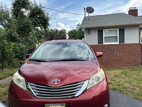 Used 2012 Toyota Sienna XLE AWD/4WD image 2