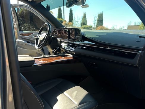 Used 2022 Cadillac Escalade Luxury w/ LPO, Illumination Package image 13