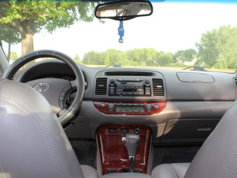 Used 2005 Toyota Camry XLE FWD image 13