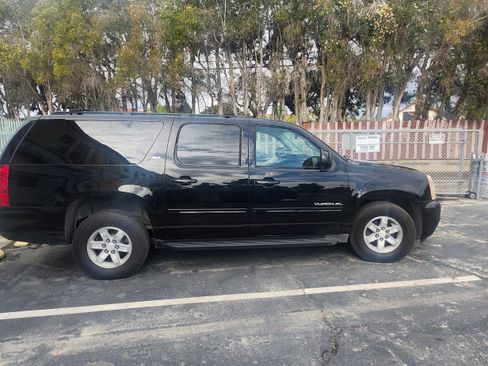 Used 2013 GMC Yukon XL SLT image 1
