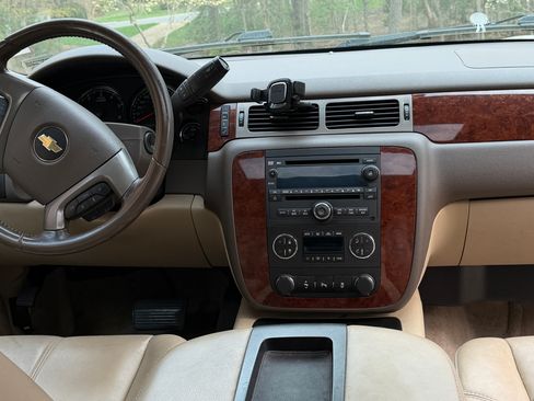 Used 2014 Chevrolet Suburban LT w/ Luxury Package image 11